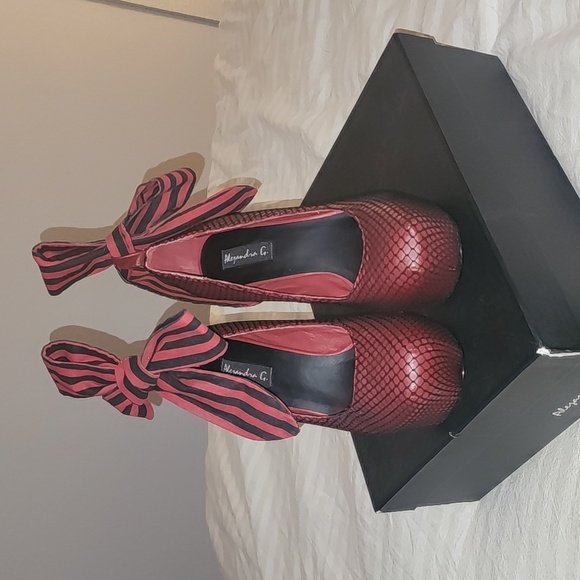 New in box Alejandra G. Platform Fishnet Burgundy Heels - Picture 4 of 11